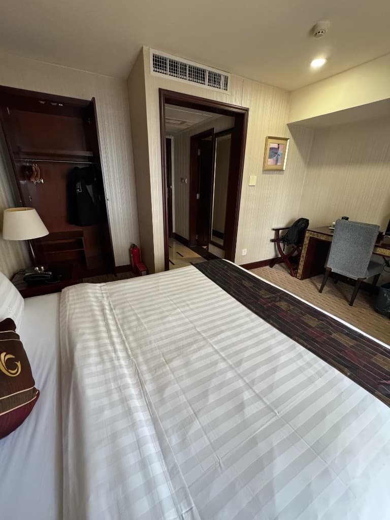 705 科尔酒店客房内景，床铺、书桌与行李架，落脚江南西的 Gap 周末